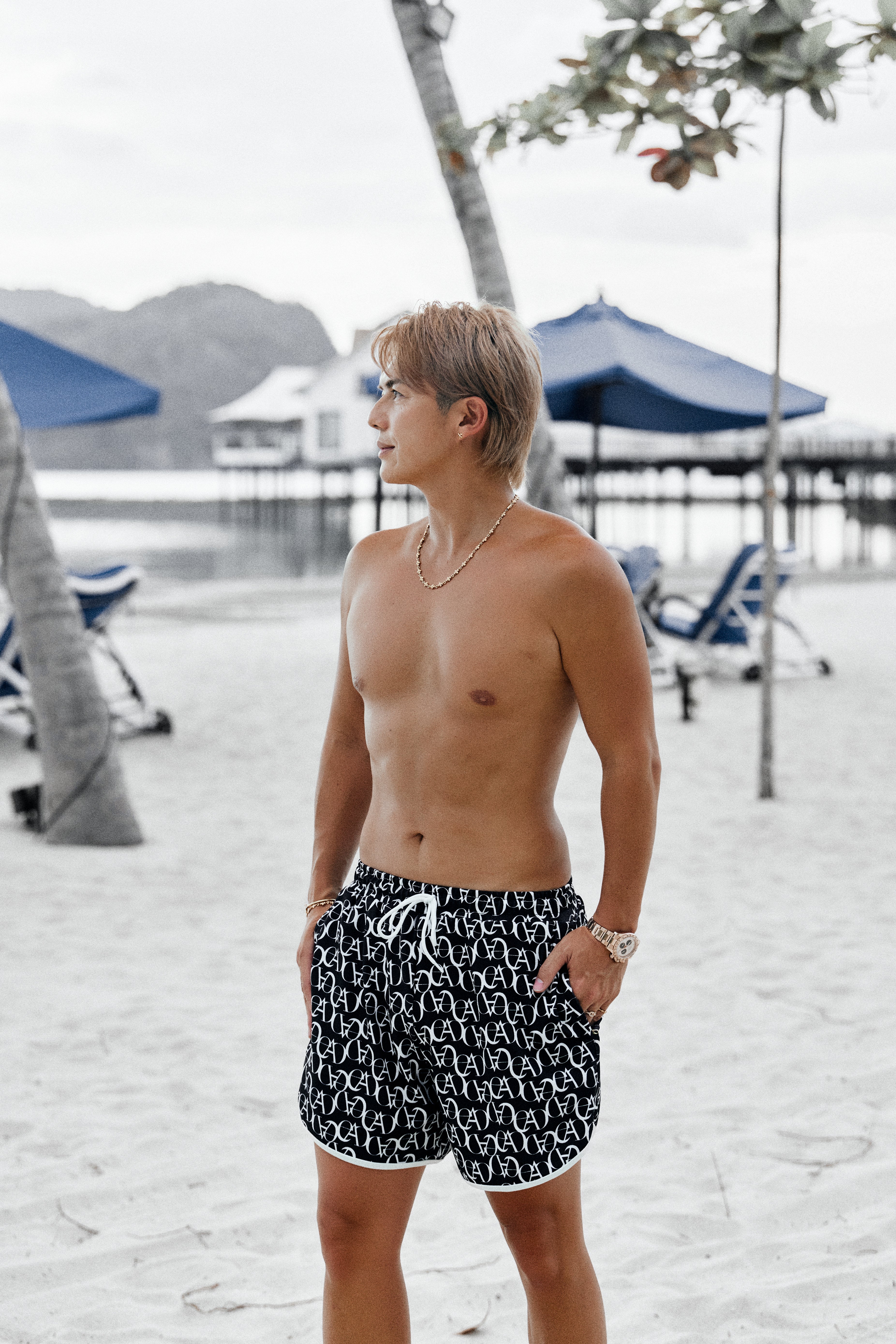 総柄ロゴショーツ