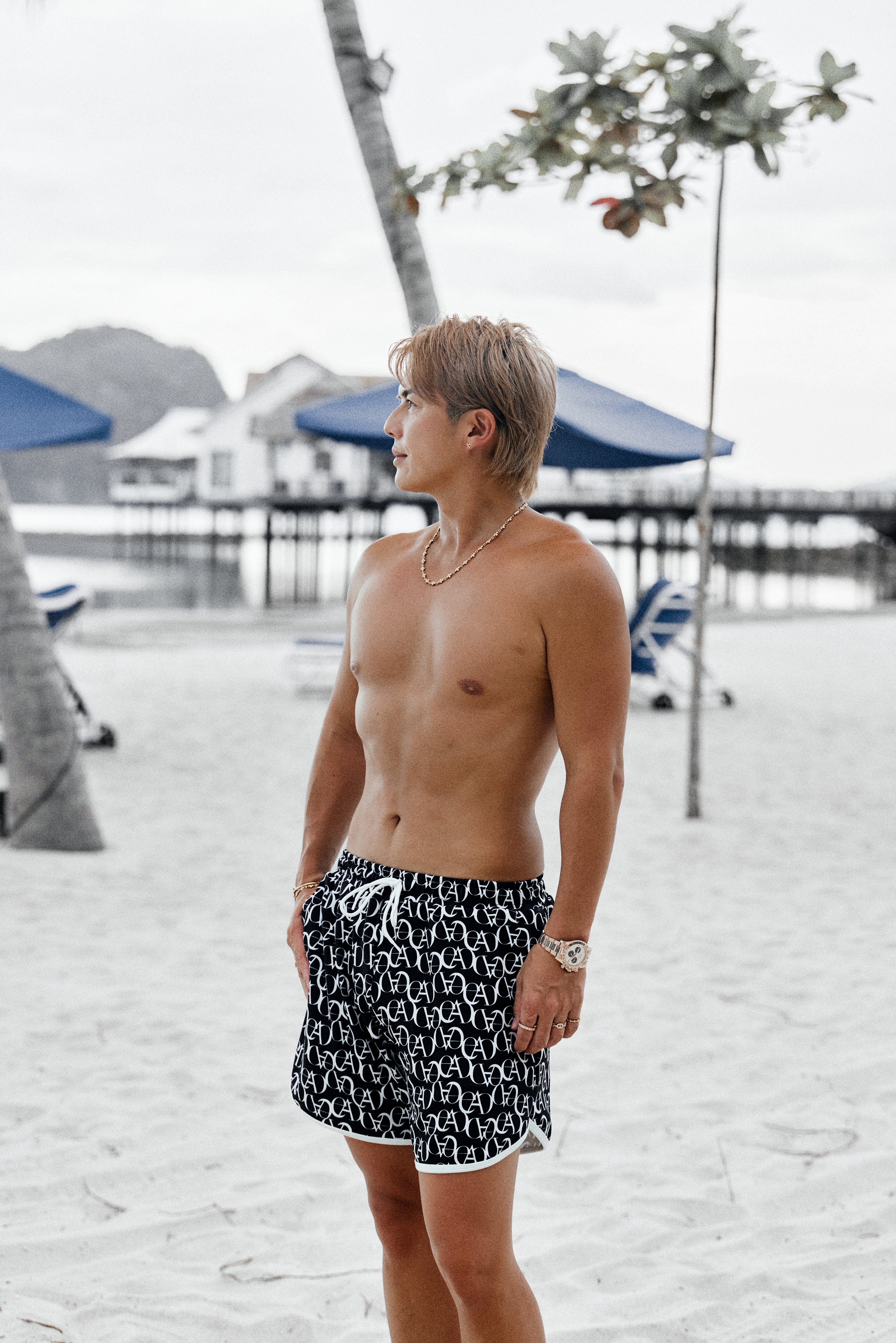 総柄ロゴショーツ